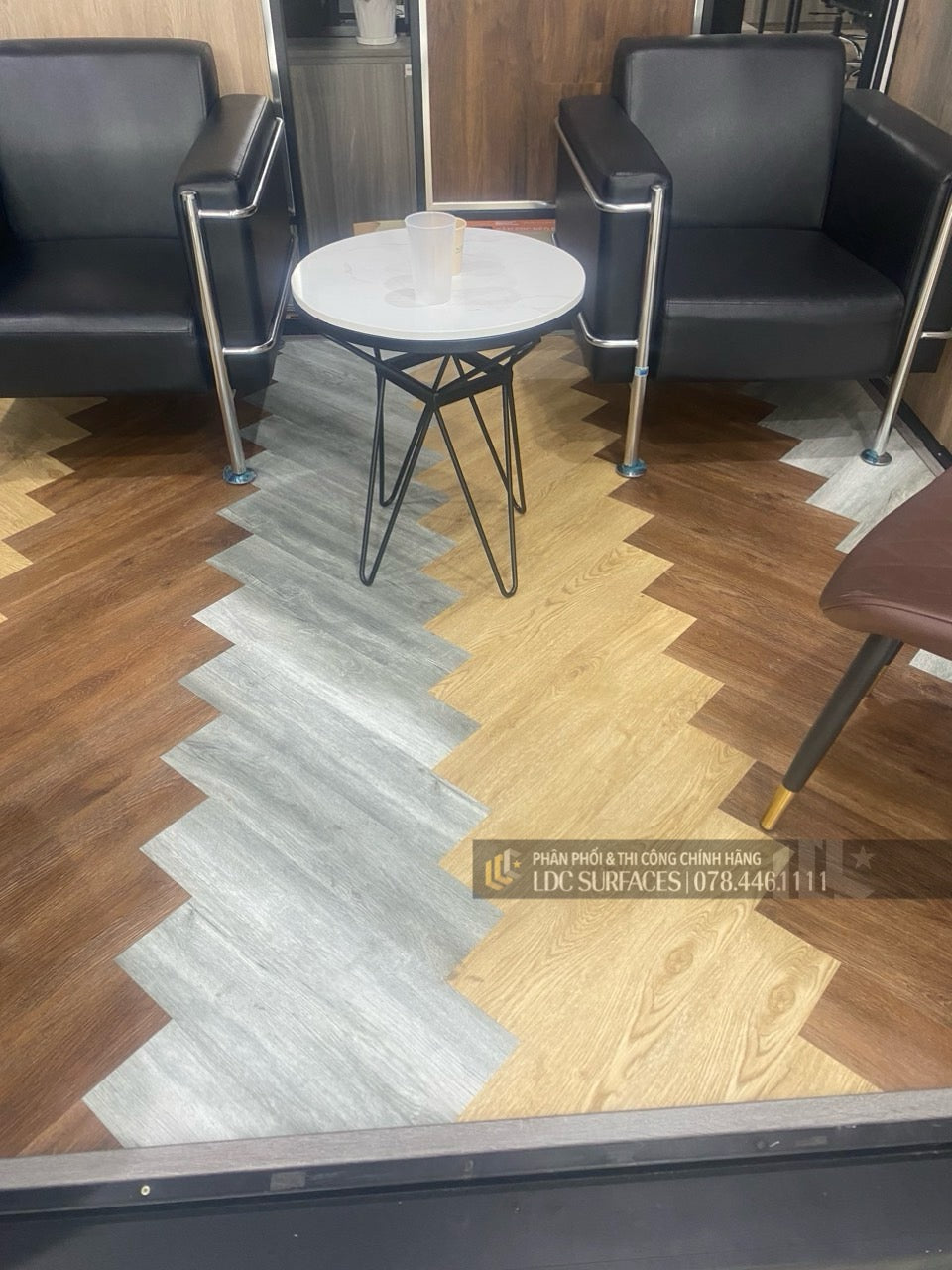 sàn nhựa lát theo kiểu xương cá