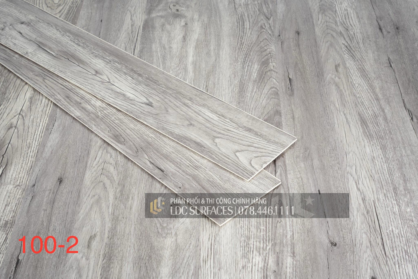 Sàn nhựa đá công nghệ Spc hèm khoá có cán sẵn đế lót vào mặt lưng tấm sàn Neo titan sản phẩm sàn spc cao cấp sản xuất tại Việt Nam